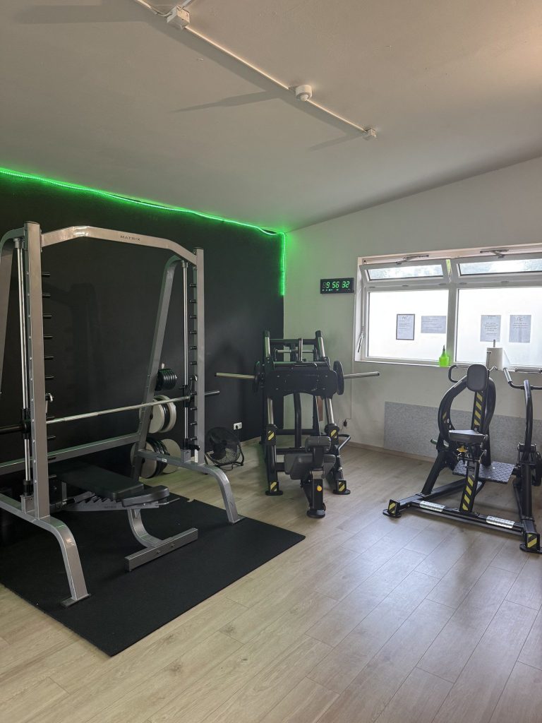 Geräteraum im Partnerstudio fit+ Aying für Personal Training mit Alex Hawlik