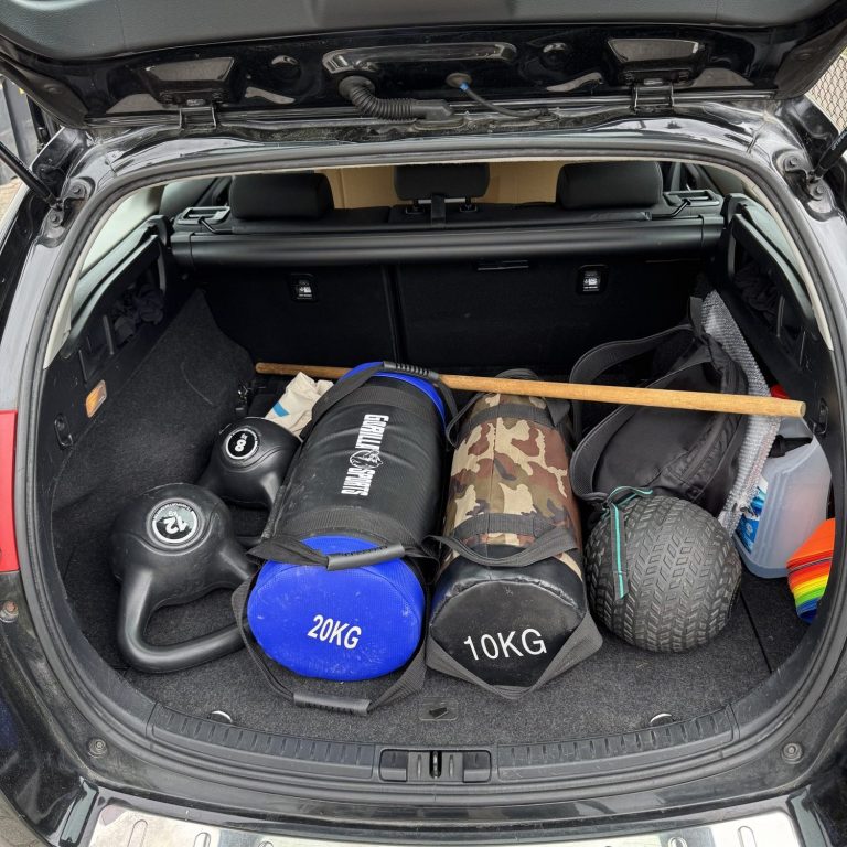 Auto Alex Hawlik bringt Equiptment mit Kofferraum mit Trainings-Equipment, das Alex Hawlik zu dir mitbringt