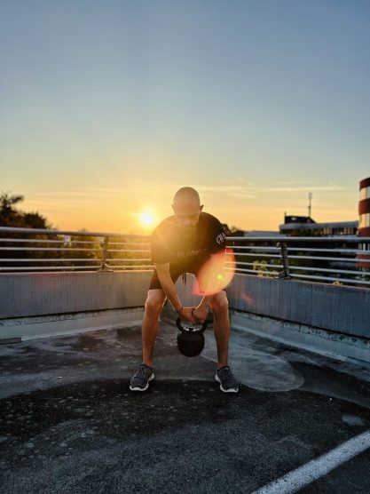 Alex Hawlik beim Outdoor-Training mit Equipment in Aschheim