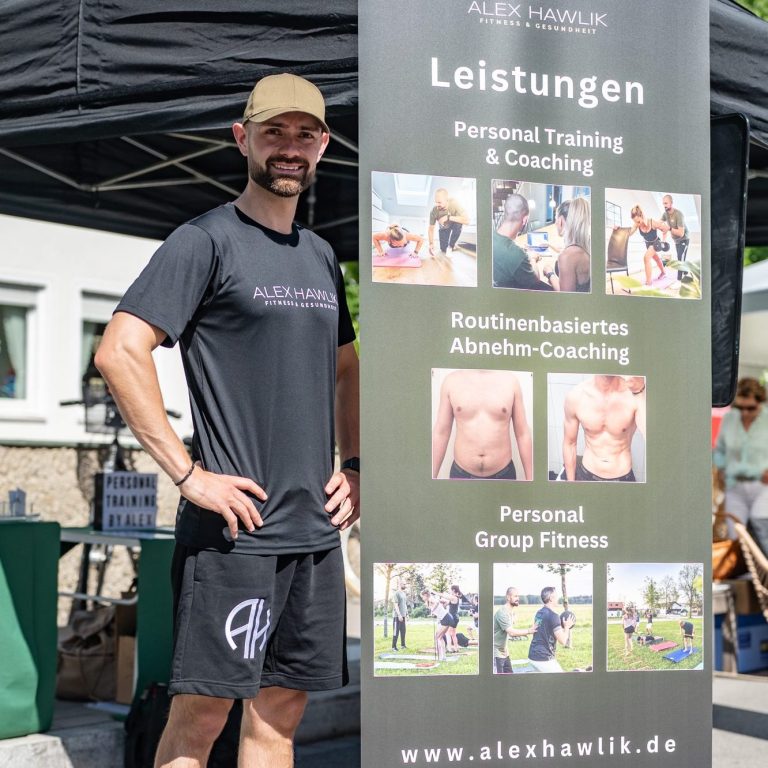 Poing Alex Hawlik Stand Poing Markt Schwaben Alex Hawlik an seinem Stand auf dem Poinger Marktsonntag, neben der Leistungstafel