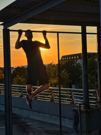 Alex Hawlik beim Outdoor-Training, Klimmzüge in Aschheim