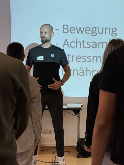 Alex Hawlik bei einem Vortrag zu Gesundheit und Bewegung