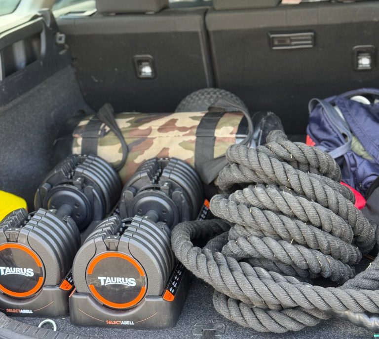 Auto Alex Hawlik bringt Equiptment mit Kofferraum mit Trainings-Equipment, das Alex Hawlik zu dir mitbringt